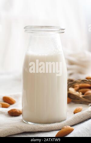 Vegane Mandelmilch, keine Milch aus anderen Milchprodukten in Flaschennähe Stockfoto