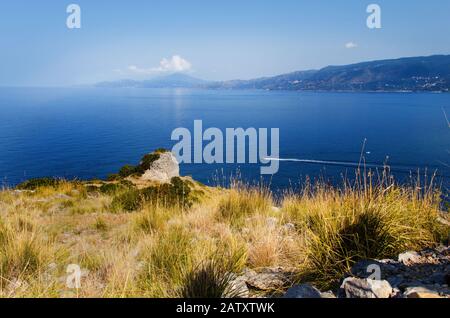 Panoramablick auf die sesa und die Bucht bei Palinuro in Kampanien, Italien Stockfoto