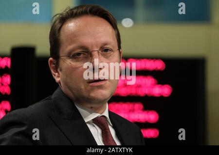 Brüssel, Belgien. Februar 2020. Der für Nachbarschaft und Erweiterung zuständige EU-Kommissar Oliver Varhelyi gibt eine Pressekonferenz. Credit: Alexandros MICHAILIDIS/Alamy Live News Stockfoto