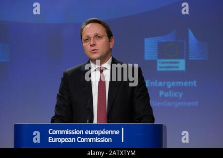 Brüssel, Belgien. Februar 2020. Der für Nachbarschaft und Erweiterung zuständige EU-Kommissar Oliver Varhelyi gibt eine Pressekonferenz. Credit: Alexandros MICHAILIDIS/Alamy Live News Stockfoto