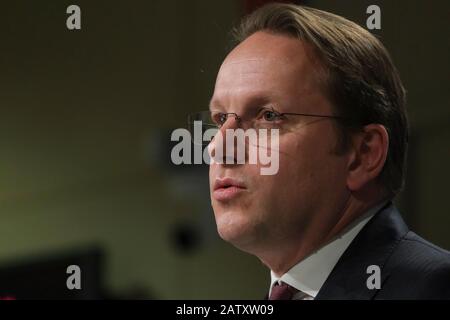 Brüssel, Belgien. Februar 2020. Der für Nachbarschaft und Erweiterung zuständige EU-Kommissar Oliver Varhelyi gibt eine Pressekonferenz. Credit: Alexandros MICHAILIDIS/Alamy Live News Stockfoto