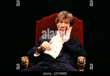 Ian McKellen, SCHAUSPIELEREI SHAKESPEARE am Playhouse Theatre, London im Jahr 1987.Erlös in der Hilfe des London Lighthouse Aids Hospizes. Sir Ian Murray McKellen, geboren 1939, Burnley, England. Englischer Bühnen- und Filmschauspieler. Mitbegründer von Stonewall, der 1990 zum Ritter geschlagen wurde, machte 2007 eine Companion of Honor. Stockfoto