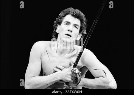 Ian McKellen (Coriolanus) in CORIOLANUS von Shakespeare unter der Regie von Peter Hall im Olivier Theatre, National Theatre (NT), London 1984. Sir Ian Murray McKellen, geboren 1939, Burnley, England. Englischer Bühnen- und Filmschauspieler. Mitbegründer von Stonewall, der 1990 zum Ritter geschlagen wurde, machte 2007 eine Companion of Honor. Stockfoto