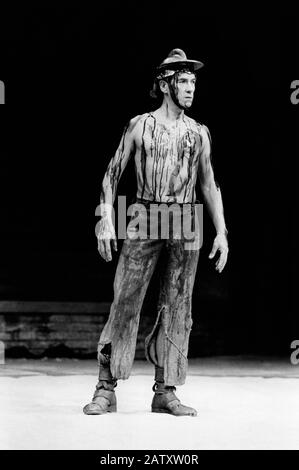 Ian McKellen (Coriolanus) in CORIOLANUS von Shakespeare unter der Regie von Peter Hall im Olivier Theatre, National Theatre (NT), London 1984. Sir Ian Murray McKellen, geboren 1939, Burnley, England. Englischer Bühnen- und Filmschauspieler. Mitbegründer von Stonewall, der 1990 zum Ritter geschlagen wurde, machte 2007 eine Companion of Honor. Stockfoto