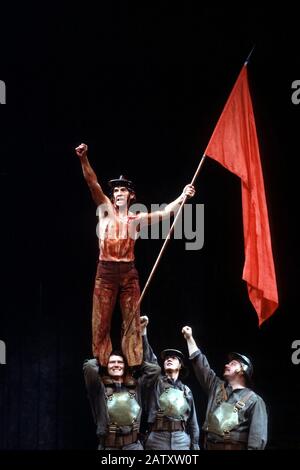 Ian McKellen (Coriolanus) in CORIOLANUS von Shakespeare unter der Regie von Peter Hall im Olivier Theatre, National Theatre (NT), London 1984. Sir Ian Murray McKellen, geboren 1939, Burnley, England. Englischer Bühnen- und Filmschauspieler. Mitbegründer von Stonewall, der 1990 zum Ritter geschlagen wurde, machte 2007 eine Companion of Honor. Stockfoto