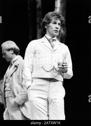 Ian McKellen (Platonov) in WILDEM HONIG von Michael Frayn nach PLATONOV von Anton Tschechow, Regie Christopher Morahan am National Theatre (NT), London 1984. Sir Ian Murray McKellen, geboren 1939, Burnley, England. Englischer Bühnen- und Filmschauspieler. Mitbegründer von Stonewall, der 1990 zum Ritter geschlagen wurde, machte 2007 eine Companion of Honor. Stockfoto