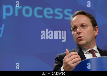 Brüssel, Belgien. Februar 2020. Der für Nachbarschaft und Erweiterung zuständige EU-Kommissar Oliver Varhelyi gibt eine Pressekonferenz. Credit: Alexandros MICHAILIDIS/Alamy Live News Stockfoto