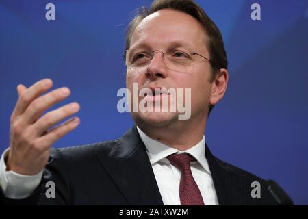 Brüssel, Belgien. Februar 2020. Der für Nachbarschaft und Erweiterung zuständige EU-Kommissar Oliver Varhelyi gibt eine Pressekonferenz. Credit: Alexandros MICHAILIDIS/Alamy Live News Stockfoto