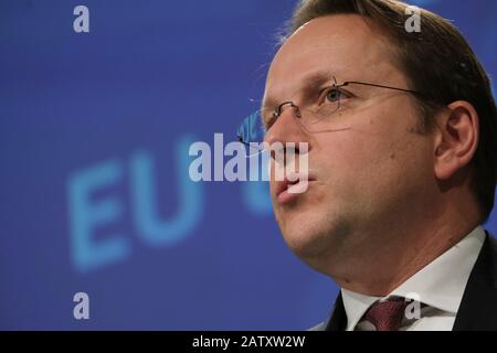 Brüssel, Belgien. Februar 2020. Der für Nachbarschaft und Erweiterung zuständige EU-Kommissar Oliver Varhelyi gibt eine Pressekonferenz. Credit: Alexandros MICHAILIDIS/Alamy Live News Stockfoto