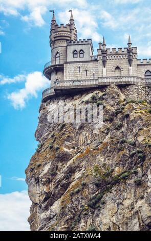 Schwalbe's Nest Burg auf dem Felsen über dem Schwarzen Meer auf der Krim, Russland. Ansicht mit niedrigem Winkel. Diese Burg ist ein Symbol der Krim. Stockfoto