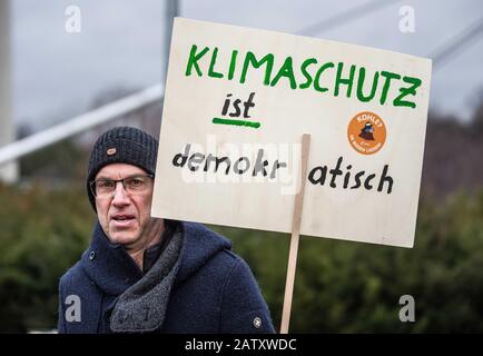 München, Bayern, Deutschland. Februar 2020. Fortsetzung der Protestserie gegen das multinationale Anliegen Siemens, freitags für Die Zukunft auf dem Coutbertinplatz im Münchner Olympiapark versammelt. Die Gruppe sieht es als Empörung an, dass Siemens sich gleichzeitig als grün und umweltfreundlich anmalt und gleichzeitig Initiativen zum Kohlebergbau unterstützt. Kredit: Zuma Press, Inc./Alamy Live News Stockfoto