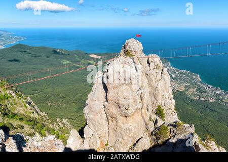 Der Felsen mit einer Seilbrücke auf dem Berg Ai-Petri. Ai-Petri ist eines der höchsten Berge der Krim und Touristenattraktion. Stockfoto