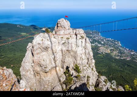 Der Felsen mit einer Seilbrücke auf dem Berg Ai-Petri. Dies ist eines der höchsten Berge der Krim und Touristenattraktion. Stockfoto