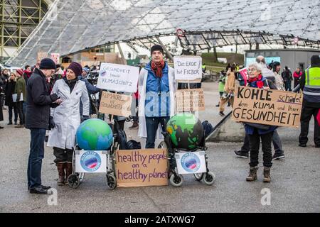 München, Bayern, Deutschland. Februar 2020. Fortsetzung der Protestserie gegen das multinationale Anliegen Siemens, freitags für Die Zukunft auf dem Coutbertinplatz im Münchner Olympiapark versammelt. Die Gruppe sieht es als Empörung an, dass Siemens sich gleichzeitig als grün und umweltfreundlich anmalt und gleichzeitig Initiativen zum Kohlebergbau unterstützt. Kredit: Zuma Press, Inc./Alamy Live News Stockfoto