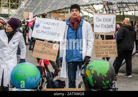 München, Bayern, Deutschland. Februar 2020. Fortsetzung der Protestserie gegen das multinationale Anliegen Siemens, freitags für Die Zukunft auf dem Coutbertinplatz im Münchner Olympiapark versammelt. Die Gruppe sieht es als Empörung an, dass Siemens sich gleichzeitig als grün und umweltfreundlich anmalt und gleichzeitig Initiativen zum Kohlebergbau unterstützt. Kredit: Zuma Press, Inc./Alamy Live News Stockfoto