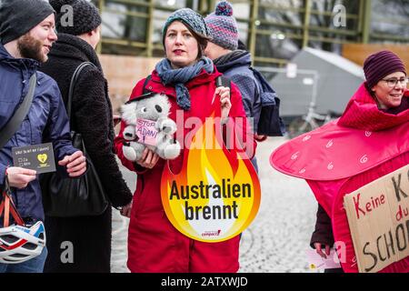 München, Bayern, Deutschland. Februar 2020. Fortsetzung der Protestserie gegen das multinationale Anliegen Siemens, freitags für Die Zukunft auf dem Coutbertinplatz im Münchner Olympiapark versammelt. Die Gruppe sieht es als Empörung an, dass Siemens sich gleichzeitig als grün und umweltfreundlich anmalt und gleichzeitig Initiativen zum Kohlebergbau unterstützt. Kredit: Zuma Press, Inc./Alamy Live News Stockfoto