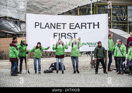 München, Bayern, Deutschland. Februar 2020. Fortsetzung der Protestserie gegen das multinationale Anliegen Siemens, freitags für Die Zukunft auf dem Coutbertinplatz im Münchner Olympiapark versammelt. Die Gruppe sieht es als Empörung an, dass Siemens sich gleichzeitig als grün und umweltfreundlich anmalt und gleichzeitig Initiativen zum Kohlebergbau unterstützt. Kredit: Zuma Press, Inc./Alamy Live News Stockfoto