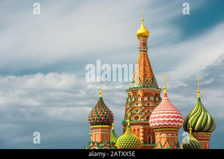 Die Kathedrale von Vasily der Selige oder die Kathedrale von Saint Basil auf dem Roten Platz in Moskau, Russland. Die St. Basil's Cathedral ist ein berühmtes Denkmal der Ru Stockfoto