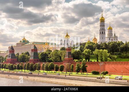 Kirchen und Kathedalen im Moskauer Kreml. Blick vom Moskva River. Kreml-Embankment in Moskau, Russland. Stockfoto