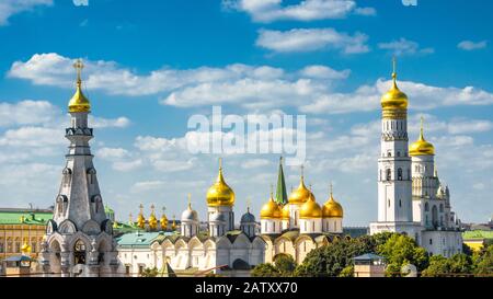 Goldene Kuppeln von Kirchen und Kathedalen des Moskauer Kreml, Russland. Der alte Moskauer Kreml ist die wichtigste Touristenattraktion Moskaus. Wunderschönes Panorama Stockfoto