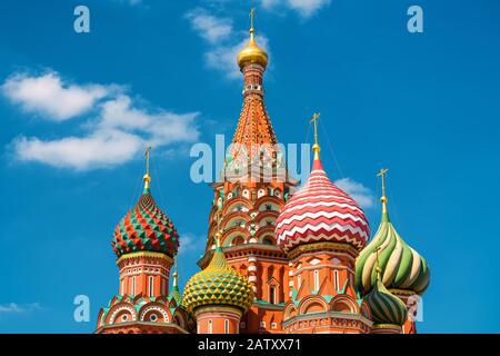 Die Kathedrale von Vasily der Selige oder die Kathedrale von Saint Basil auf dem Roten Platz in Moskau, Russland. Die St. Basil's Cathedral wurde im 16 Stockfoto