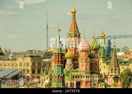 Die Kathedrale von Saint Basil auf dem Roten Platz in Moskau, Russland. Der Rote Platz ist die wichtigste Touristenattraktion Moskaus. Stockfoto