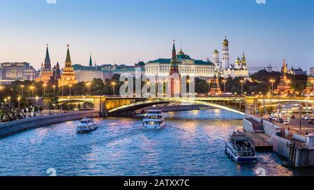 Moskauer Kreml in der Nacht, Russland. Schöner Blick auf die Moskauer Innenstadt im Sommer. Panorama auf den berühmten Moskauer Kreml und die Bolschoi-Kamenny-Brücke. Mos Stockfoto