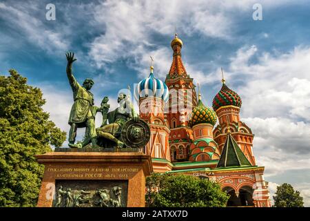 Kathedrale von St. Basil und Denkmal für Minin und Pozharsky auf dem Roten Platz in Moskau, Russland Stockfoto