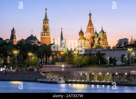 Moskauer Kreml und St Basil's Cathedral in der Nacht, Russland. Zaryadye Park am Ufer des Moskva River. Abendblick auf die Moskauer Wahrzeichen. Wunderschön Stockfoto