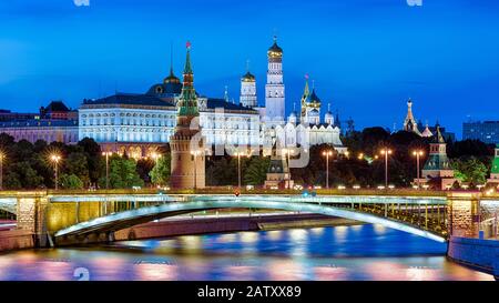 Moskauer Kreml am Moskwa-Fluss, Russland. Schöne Aussicht auf die berühmte Moskauer Innenstadt in der Sommernacht. Blick auf den Moskauer Kreml und die alte Brücke im Vorabend Stockfoto