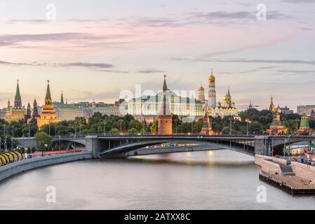 Moskauer Kreml bei Sonnenuntergang, Russland. Panorama auf den Moskwa-Fluss mit dem antiken Kreml, dem wichtigsten Wahrzeichen Moskaus. Blick auf die berühmte Moskauer Innenstadt Stockfoto