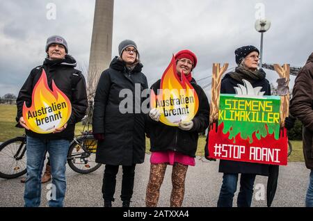 München, Bayern, Deutschland. Februar 2020. Fortsetzung der Protestserie gegen das multinationale Anliegen Siemens, freitags für Die Zukunft auf dem Coutbertinplatz im Münchner Olympiapark versammelt. Die Gruppe sieht es als Empörung an, dass Siemens sich gleichzeitig als grün und umweltfreundlich anmalt und gleichzeitig Initiativen zum Kohlebergbau unterstützt. Kredit: Zuma Press, Inc./Alamy Live News Stockfoto