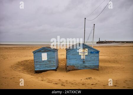 Zwei Holzhütten am Strand von Margate, einschließlich des Büros der Erkerinspektoren im Winter Stockfoto