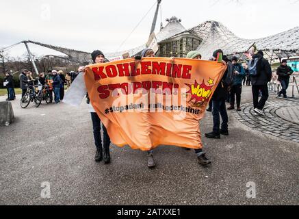 München, Bayern, Deutschland. Februar 2020. Fortsetzung der Protestserie gegen das multinationale Anliegen Siemens, freitags für Die Zukunft auf dem Coutbertinplatz im Münchner Olympiapark versammelt. Die Gruppe sieht es als Empörung an, dass Siemens sich gleichzeitig als grün und umweltfreundlich anmalt und gleichzeitig Initiativen zum Kohlebergbau unterstützt. Kredit: Zuma Press, Inc./Alamy Live News Stockfoto