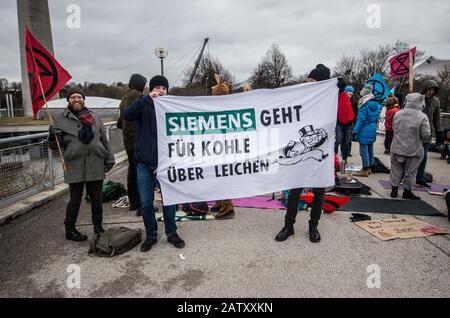 München, Bayern, Deutschland. Februar 2020. Fortsetzung der Protestserie gegen das multinationale Anliegen Siemens, freitags für Die Zukunft auf dem Coutbertinplatz im Münchner Olympiapark versammelt. Die Gruppe sieht es als Empörung an, dass Siemens sich gleichzeitig als grün und umweltfreundlich anmalt und gleichzeitig Initiativen zum Kohlebergbau unterstützt. Kredit: Zuma Press, Inc./Alamy Live News Stockfoto