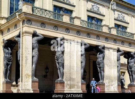 Sankt PETERSBURG, RUSSLAND - 14. JUNI 2014: Portikus der neuen Einsiedelei mit atlantes. Das Hermitage ist eines der größten und ältesten Museen der Welt Stockfoto