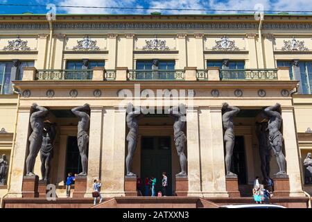 Sankt PETERSBURG, RUSSLAND - 14. JUNI 2014: Portikus der neuen Einsiedelei mit atlantes. Das Hermitage ist eines der größten und ältesten Museen der Welt Stockfoto