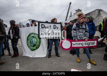 München, Bayern, Deutschland. Februar 2020. Fortsetzung der Protestserie gegen das multinationale Anliegen Siemens, freitags für Die Zukunft auf dem Coutbertinplatz im Münchner Olympiapark versammelt. Die Gruppe sieht es als Empörung an, dass Siemens sich gleichzeitig als grün und umweltfreundlich anmalt und gleichzeitig Initiativen zum Kohlebergbau unterstützt. Kredit: Zuma Press, Inc./Alamy Live News Stockfoto