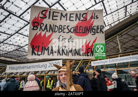 München, Bayern, Deutschland. Februar 2020. Fortsetzung der Protestserie gegen das multinationale Anliegen Siemens, freitags für Die Zukunft auf dem Coutbertinplatz im Münchner Olympiapark versammelt. Die Gruppe sieht es als Empörung an, dass Siemens sich gleichzeitig als grün und umweltfreundlich anmalt und gleichzeitig Initiativen zum Kohlebergbau unterstützt. Kredit: Zuma Press, Inc./Alamy Live News Stockfoto