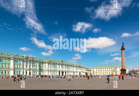 Sankt PETERSBURG, RUSSLAND - 14. JUNI 2014: Palastplatz mit Winterpalast und Alexandersäule. Stockfoto