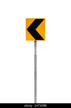 Gefährliche Abbiegung nach links, gelb-schwarzes Straßenschild auf einem Metallpfosten, der auf einem weißen, vertikalen Foto isoliert ist Stockfoto
