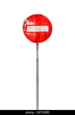 Alt verwittert kein Eintrittsschild auf einem Metallpol isoliert auf weißem, vertikalem Foto Stockfoto