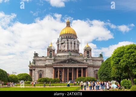 Sankt PETERSBURG, RUSSLAND - 14. JUNI 2014: Touristen besuchen die Kathedrale von Sankt Isaac. Sie ist die größte orthodoxe Basilika und die viertgrößte Kathedrale in Stockfoto