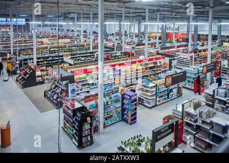 Blick auf die Gänge der Lebensmittelgeschäfte in den großen Sainsbury's bei Morcambe in Lancashire Stockfoto