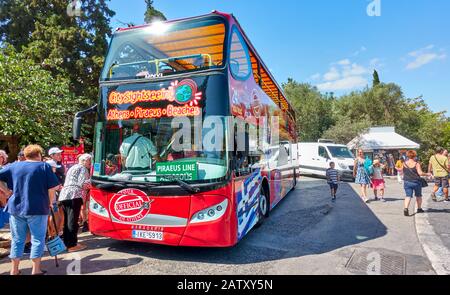 Athen, Griechenland - 21. September 2019: Offener Doppeldeckerbus für Stadtbesichtigung an der Bushaltestelle in Athen (Rote Route) Stockfoto