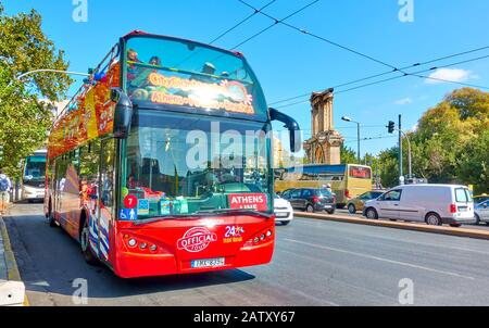 Athen, Griechenland - 21. September 2019: Zweideckiger Stadt-Sightseeing-Bus in Athen (Rote Route) Stockfoto