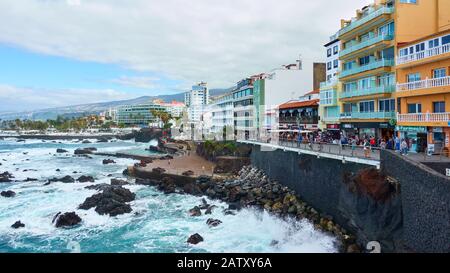 Puerto de la Cruz, Tenera, Spanien - 13. Dezember 2019: Panoramaaussicht auf das Wasser und die Gebäude an der Küste von Puerto de la Cruz, Der Kanarischen Isla Stockfoto