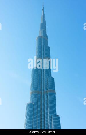 Dubai, OAE - 01. Februar 2020: Burj Khalifa Gebäude in Downtown Dubai Nahaufnahme - Das höchste Gebäude der Welt Stockfoto