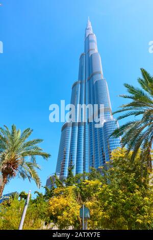 Dubai, OAE - 01. Februar 2020: Burj Khalifa Gebäude in Dubai und Park in der Nähe. Burj Khalifa ist das höchste Gebäude der Welt (828 m) Stockfoto