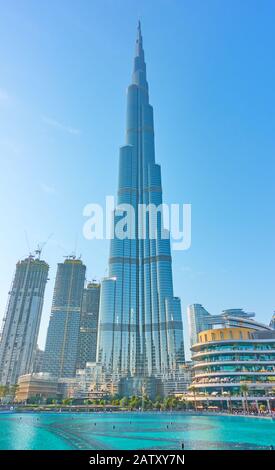 Dubai, OAE - 01. Februar 2020: Burj Khalifa Gebäude im Stadtzentrum von Dubai Stockfoto
